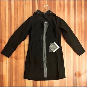 NWT Arc’teryx Mistaya coat